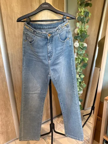 Joli jean large avec détails chaînette dorée à la taille