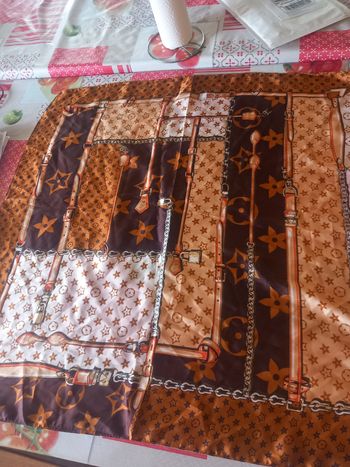 Foulard avec divers motifs 