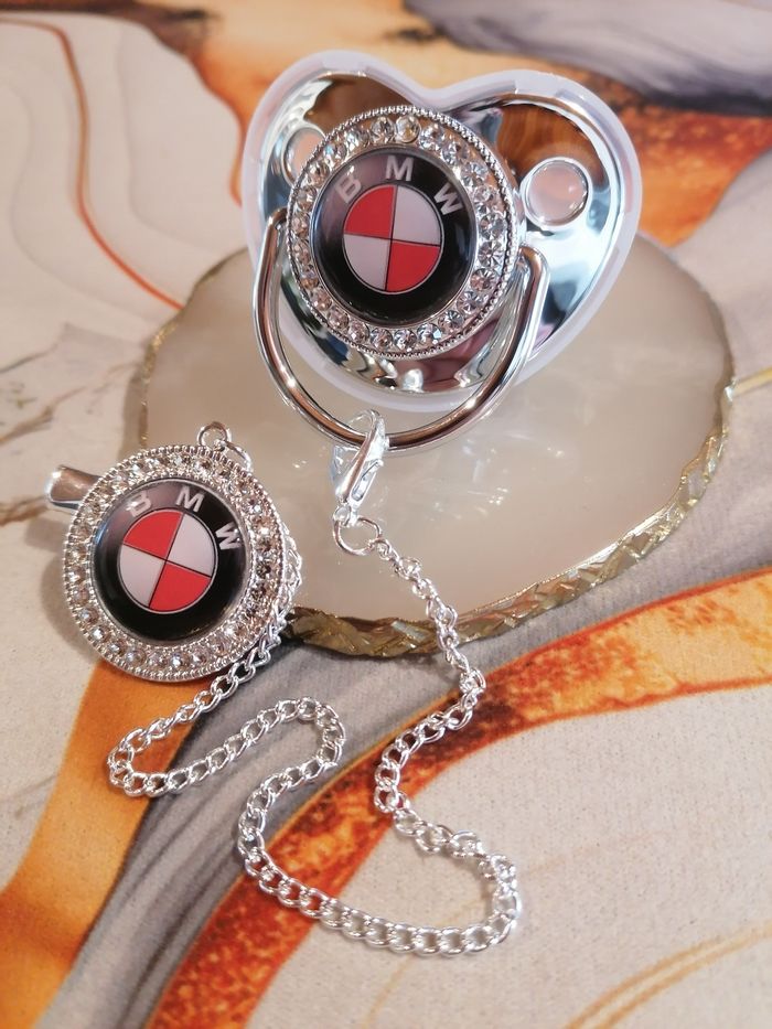 Tétine avec attache BMW rouge - photo numéro 2