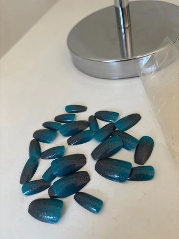 Faux ongles bleu à coller