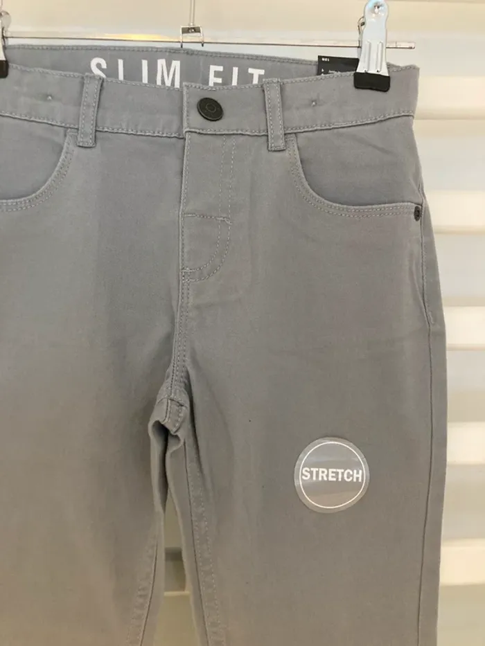8 ans - Pantalon jean stretch gris neuf avec bouton de réglage à l'intérieur - photo numéro 2