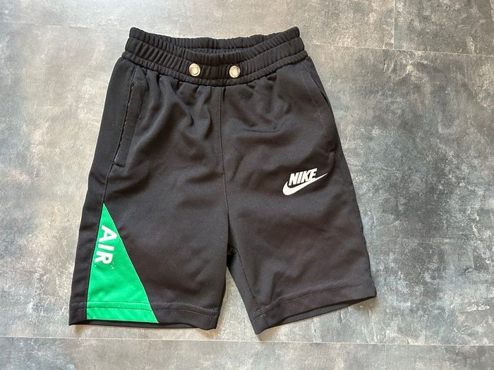 Short noir et vert 6 ans Nike 