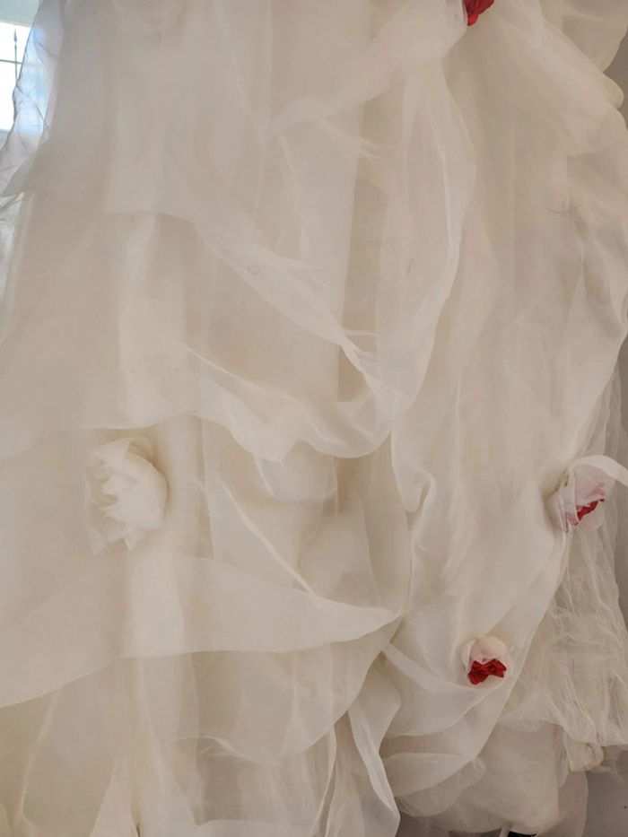 Robe de mariée cosmobella en bon etat taille 48 a 54 blanche avec roses rouges - photo numéro 6