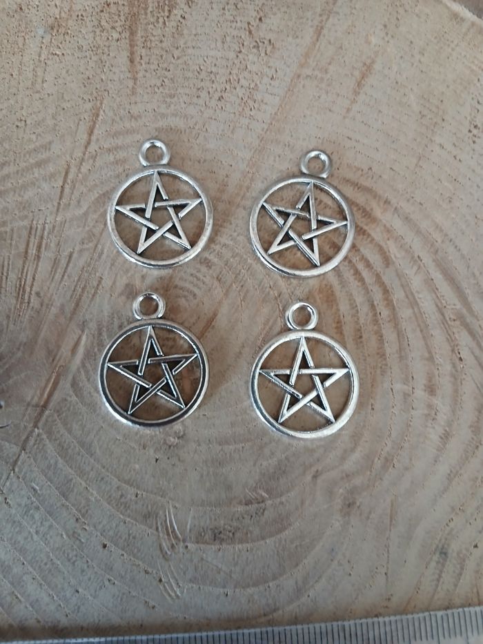Lot de 4 pendentifs pentagramme