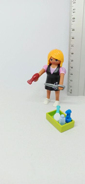 Femme coiffeuse avec accessoires de salon de coiffure playmobil