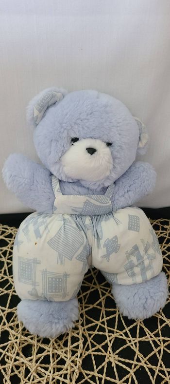 Doudou Peluche Ours Bleu Salopette Blanche Imprimé Poisson Bleu Grelot Nounours
