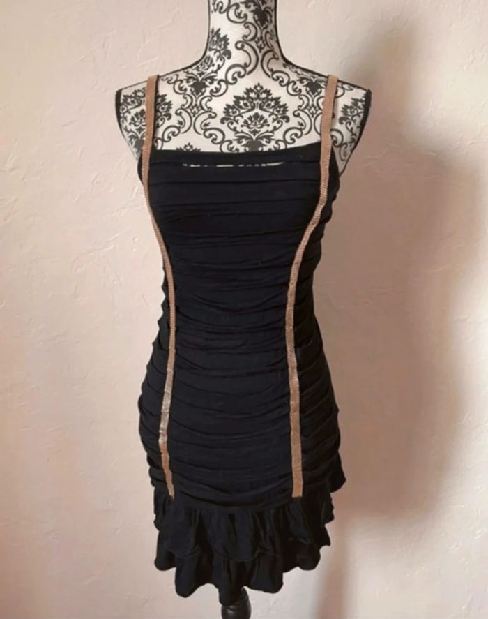 Très belle petite robe noire et doré 🥰 taille 36 de chez jennyfer