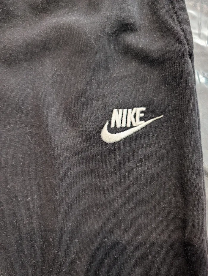 Très beau pantalon de jogging Nike noir mixte 9/11 ans - photo numéro 3