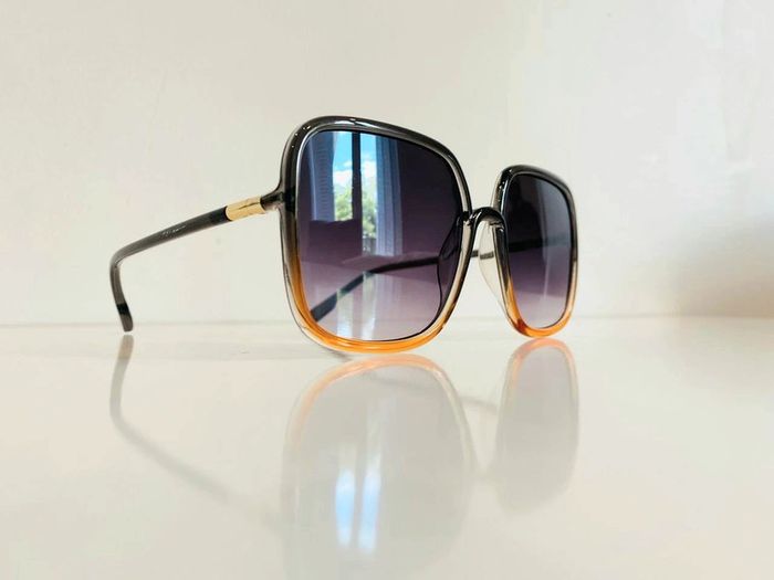 Lunette de soleil femme carrée grise dégradés en abricot uvprotection catégorie 3