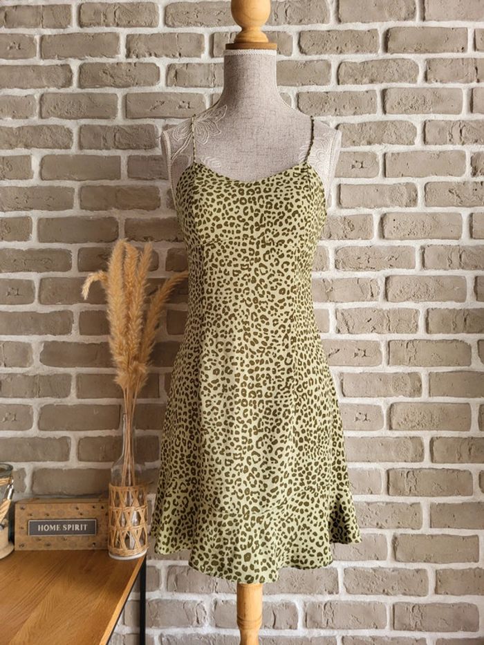 Robe à fines bretelles croisées imprimé léopard vert kaki Zara - Neuve