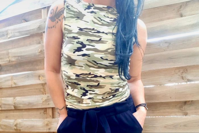 Top débardeur imprimé militaire Y2K - photo numéro 6