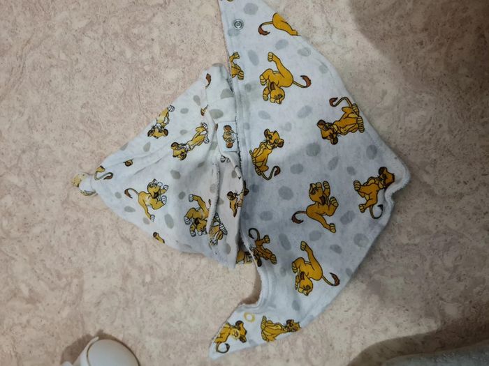Bonnet et bavoir roi lion