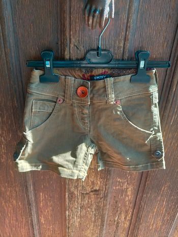Superbe short DKNY 4 ans 