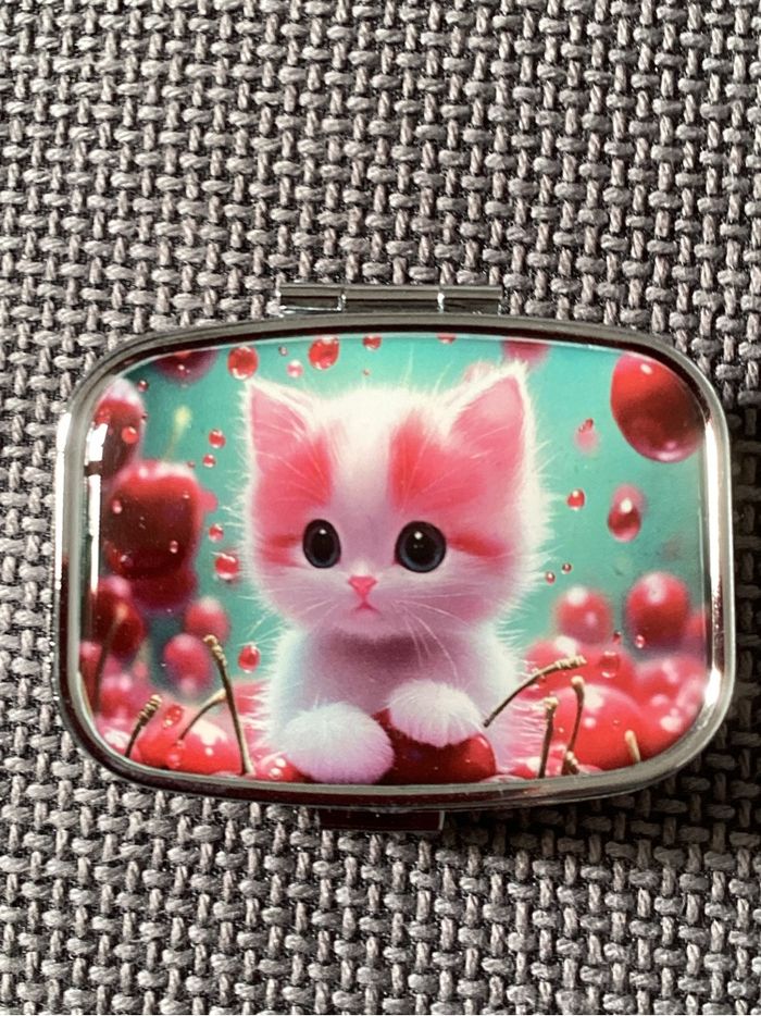 Pilulier rectangulaire un chaton avec des cerises aux coloris acidulés