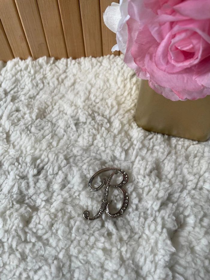 Broche lettre B en acier inoxydable .