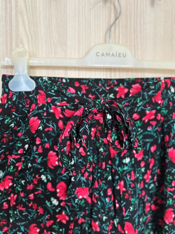 Short fleurie taille haute avec ceinture noir rouge taille M ZARA - photo numéro 3