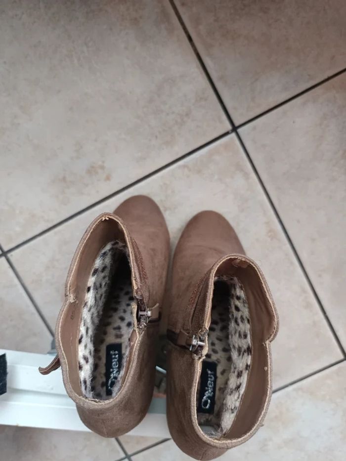 Bottines à talon femme en daim couleur taupe avec détails dorés - photo numéro 6