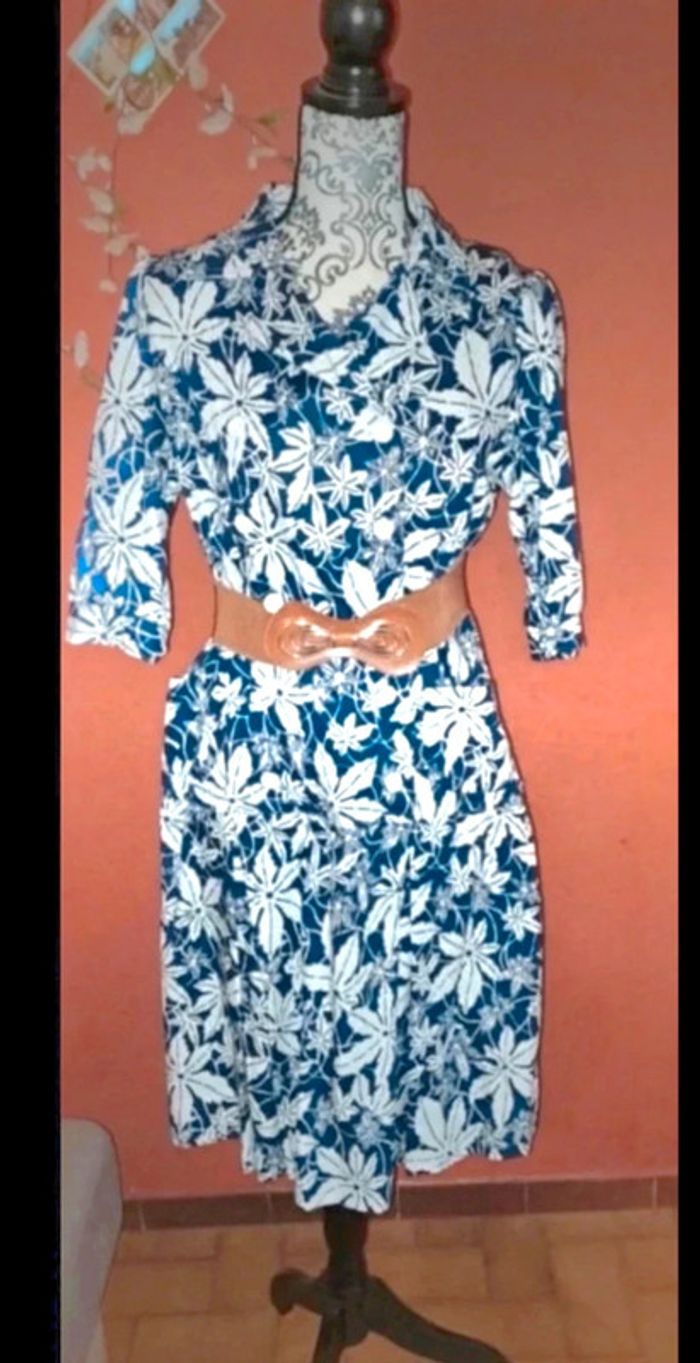 Robe à bleu à feuilles blanches. 
Vintage T38