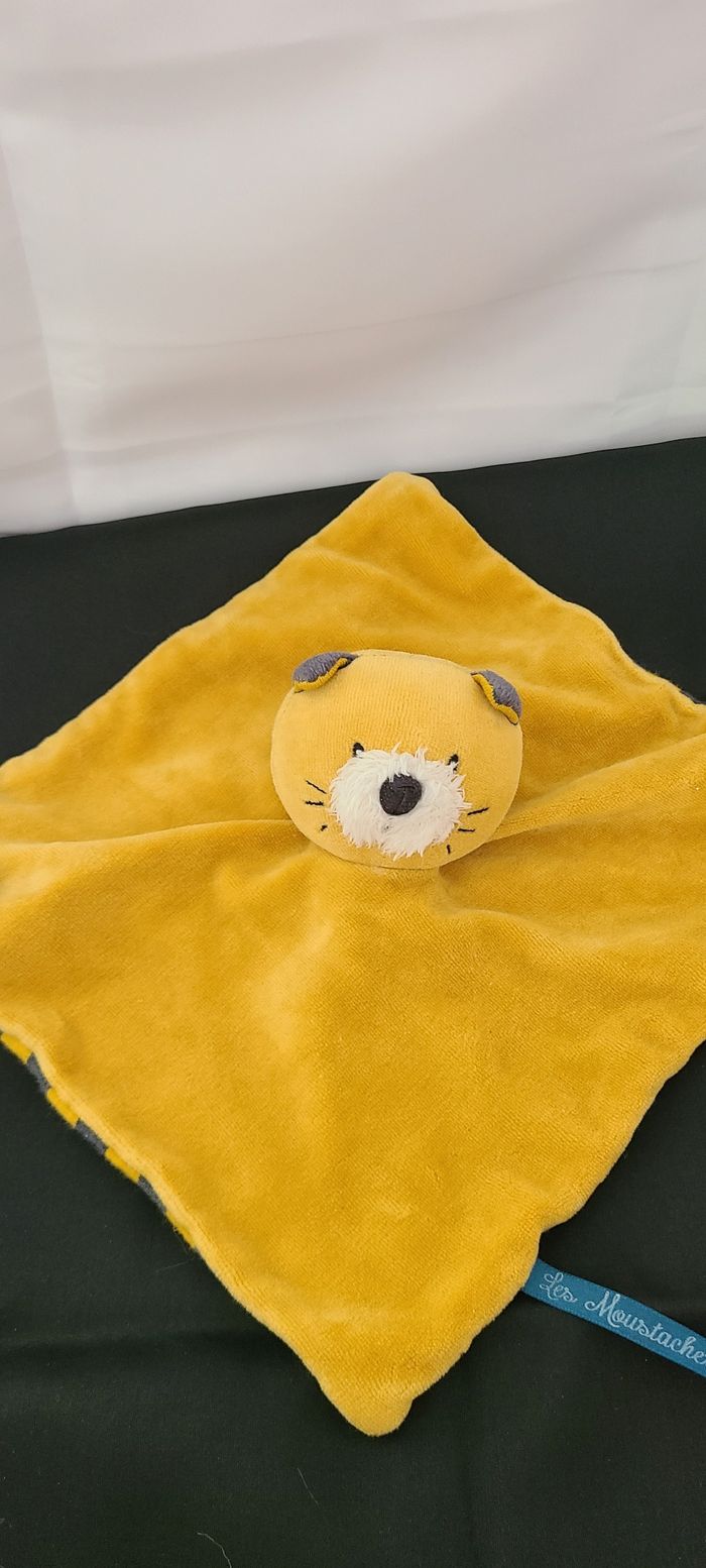 Moulin Roty Doudou chat moutarde Lulu Les Moustaches