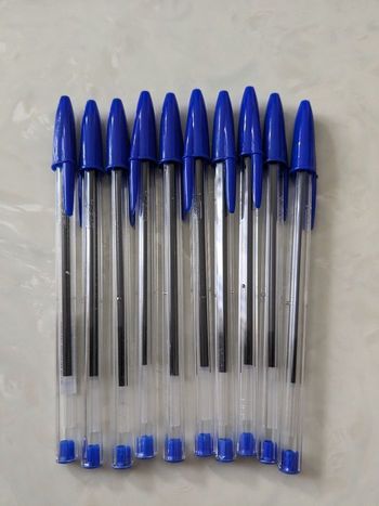 Lot de 10 stylos Bic bleus.