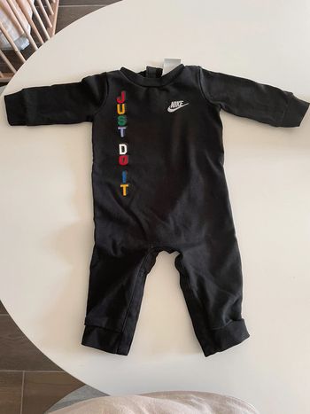 Combinaison bébé taille 9 mois Nike