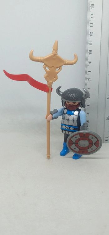 Homme viking avec porte drapeau taureau playmobil