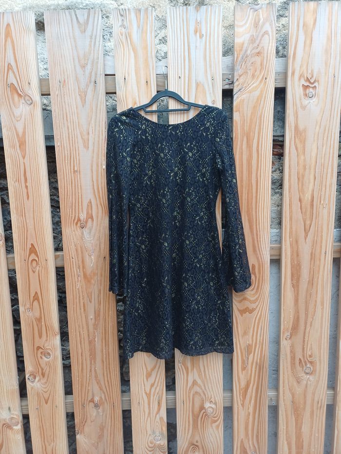 Jolie robe dentelle et or dos nu Gémo taille S