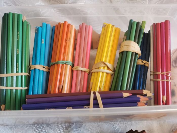 Énorme lot ~250 crayons de couleur + boîte hermétique chiots | Multimarques - photo numéro 2