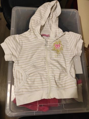 Gilet zippé manches courtes avec capuche.Barbie 3 ans