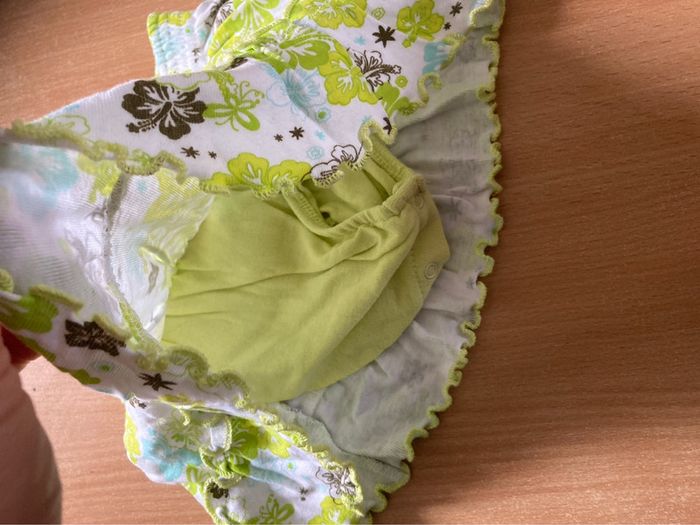Lot de 2 Jupes à fleur de marque mini adelie taille 6mois - photo numéro 3