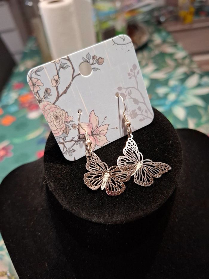 Magnifique boucle d oreille papillon femme neuve