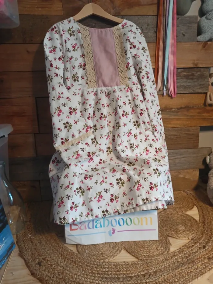 Robe fait main 8 ans neuf