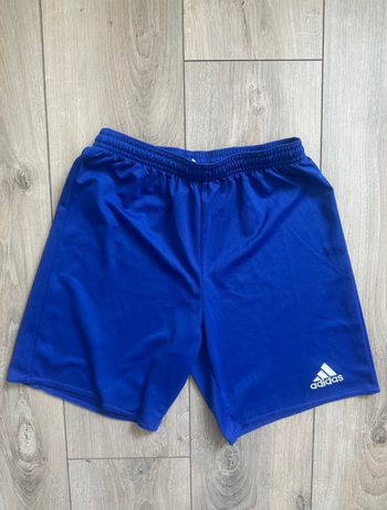 Short de sport Adidas bleu Climalite 13-14 ans.