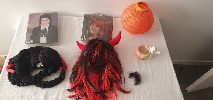 Lot Halloween Mercredi et Diablesse Perruques et déco - photo numéro 2