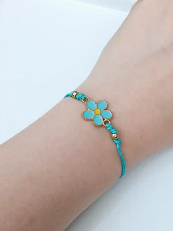 Bracelet fleur colorée sur cordon ajustable – look minimaliste