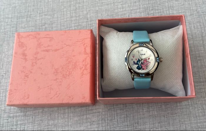 Montre bleu avec cadran argenté Stitch avec une  boîte cadeau Neuve - photo numéro 3