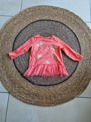 Joli haut motif papillons taille 12 mois