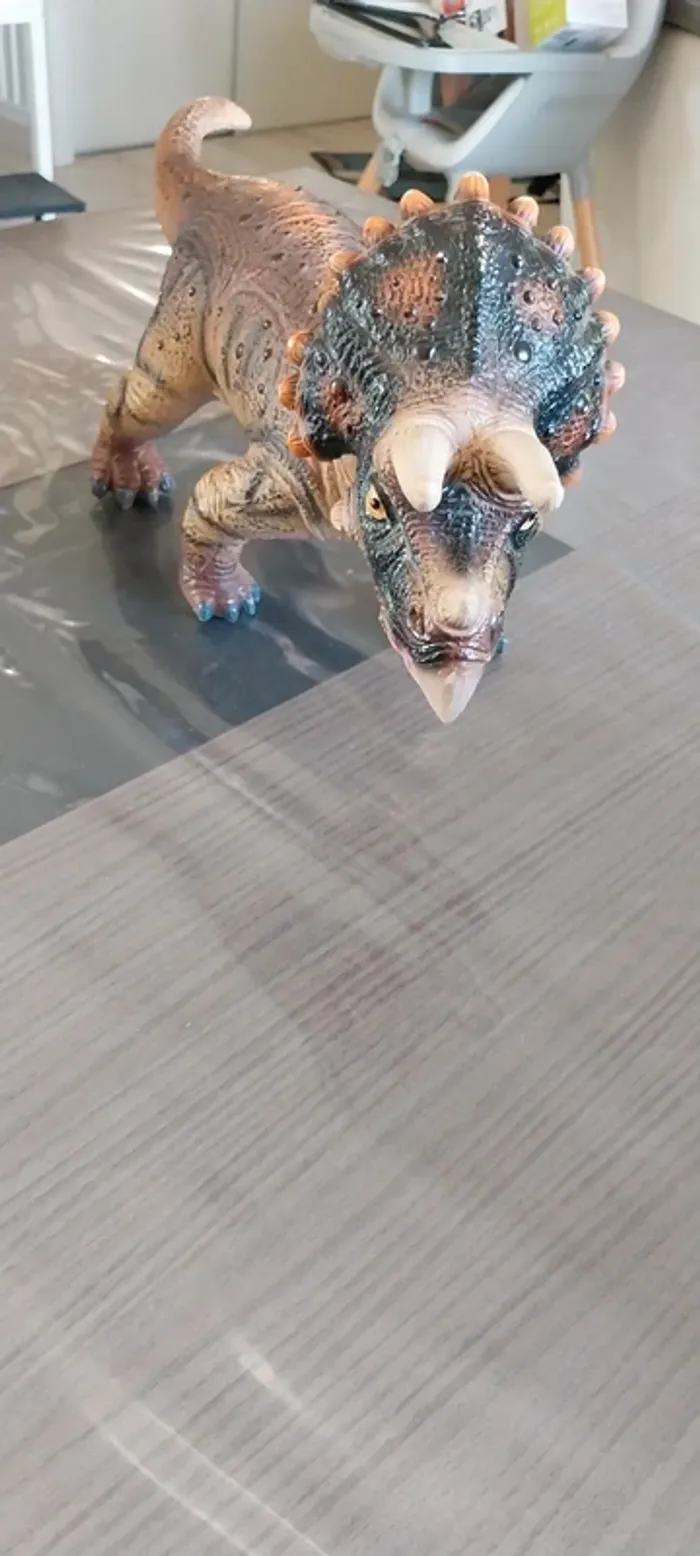 Dinosaure gros modèle en plastique - photo numéro 3