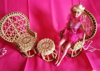 Meubles en rotin pour poupée