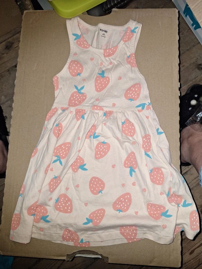 Robe fraise 4 ans - photo numéro 2