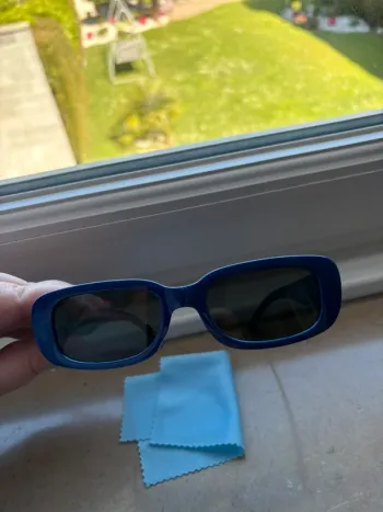 🔹 Lunettes de soleil bleu foncé – Look rétro tendance 🔹