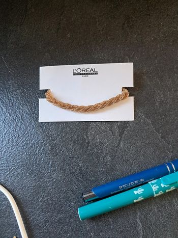 Bracelet L'Oréal.