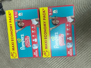 172 couches Pampers taille 5 pants 