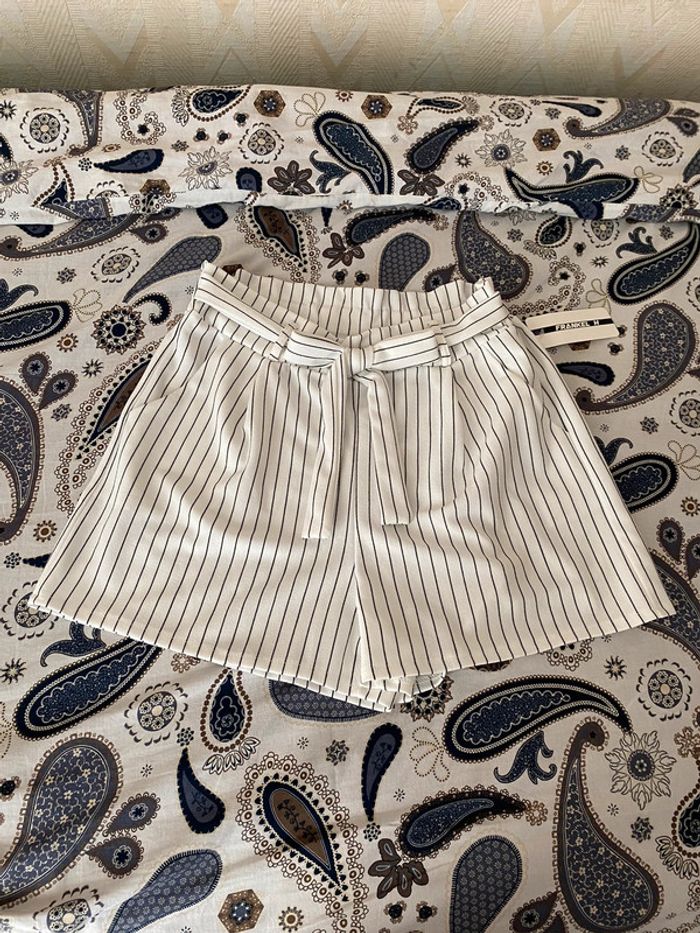 Superbe beau short taille haute neuf avec étiquette taille M