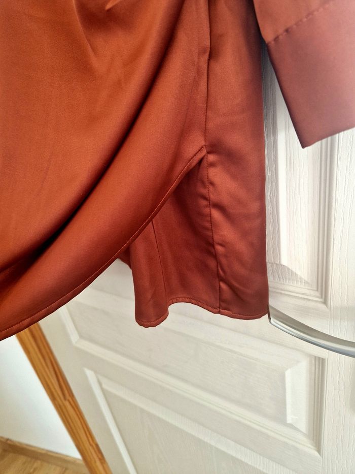 Robe courte cache-cœur en satin - photo numéro 5