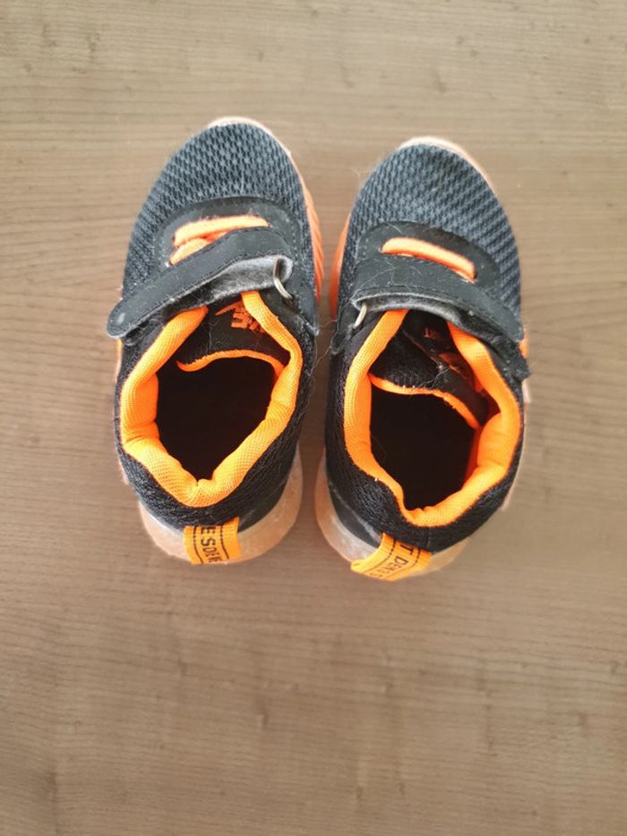 Baskets noires et oranges taille 23 - photo numéro 4