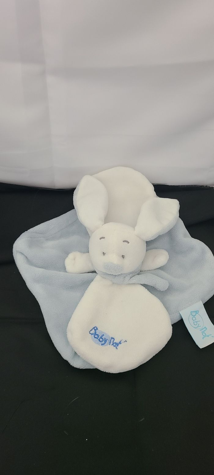 doudou lapin bleu et blanc baby nat - peluche lapin pétales