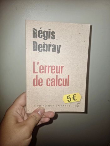 Livre le poing sur la table