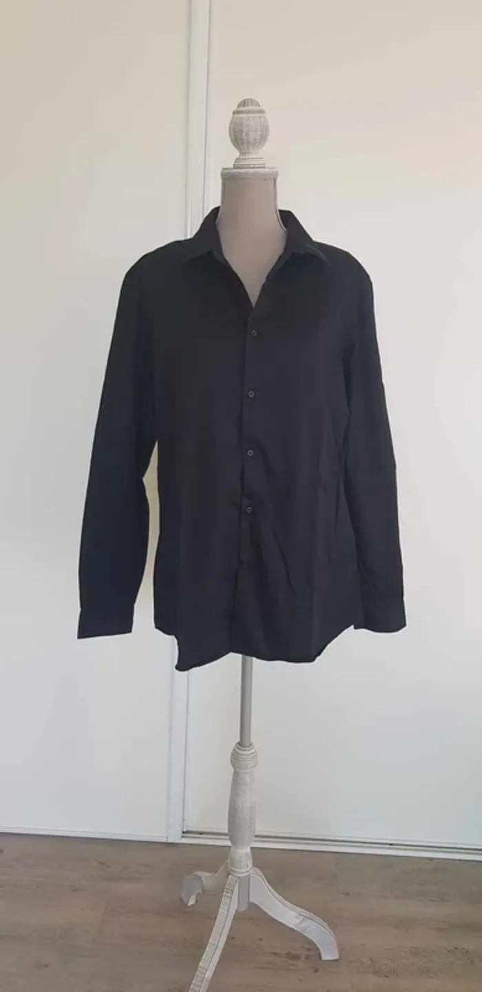 Chemise unie noire manches longues neuve