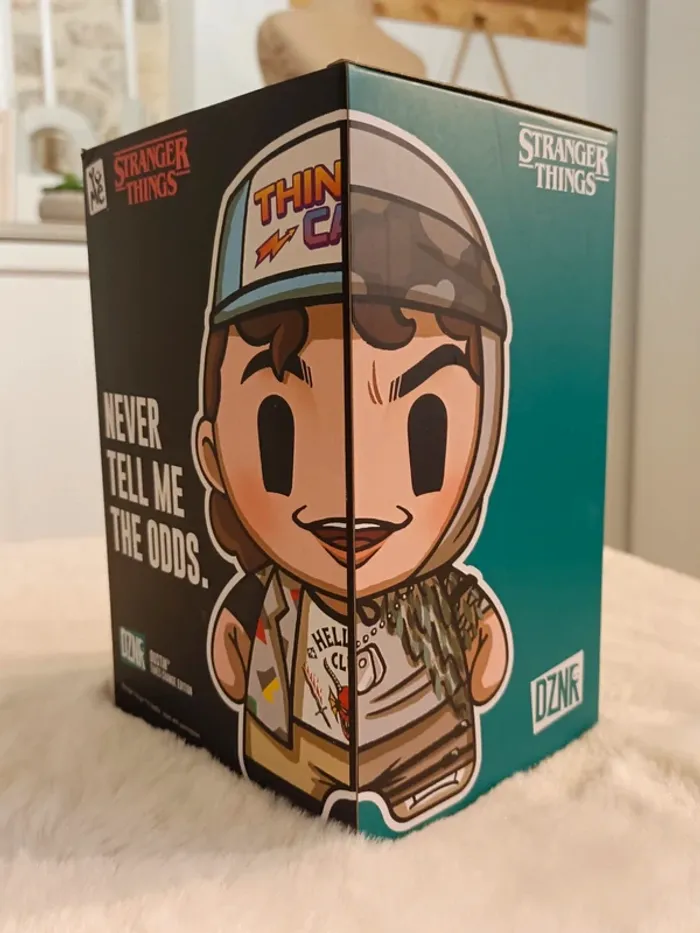 Peluche collector Stranger Things Dustin – DZNR Times Change Edition - photo numéro 3